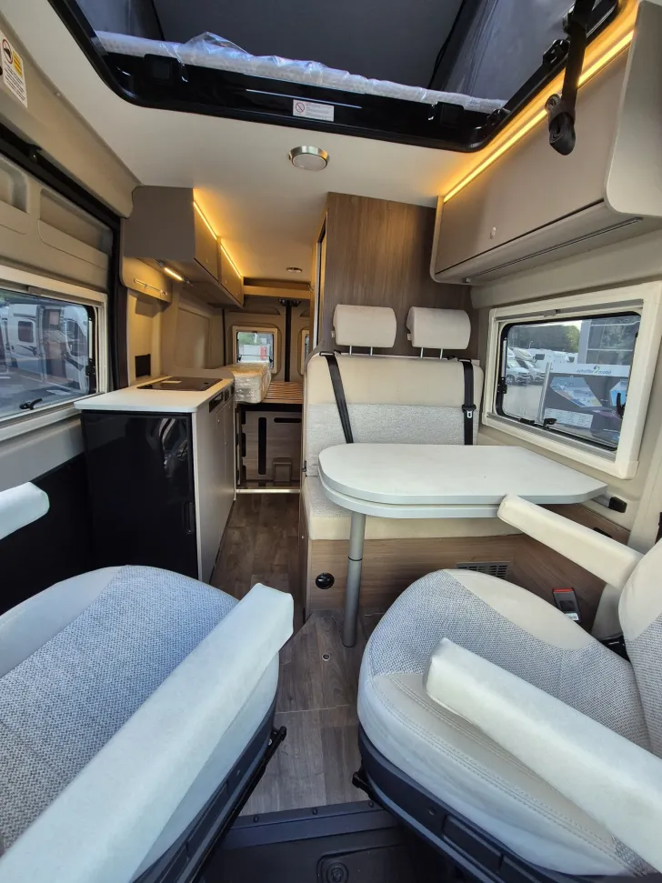 Fahrzeugbild Carado CV640 PRO+ Aufstelldach*Schwenkbad* #16