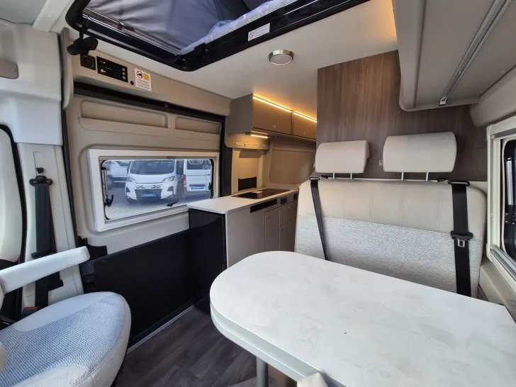 Fahrzeugbild Carado CV640 PRO+ Aufstelldach*Schwenkbad* #17