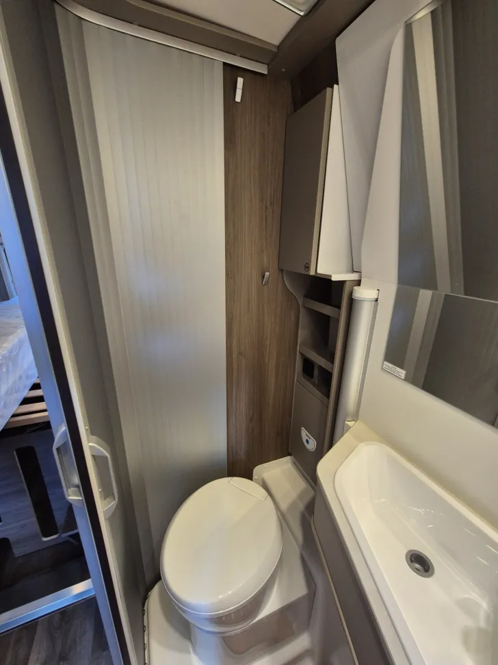 Fahrzeugbild Carado CV640 PRO+ Aufstelldach*Schwenkbad* #24