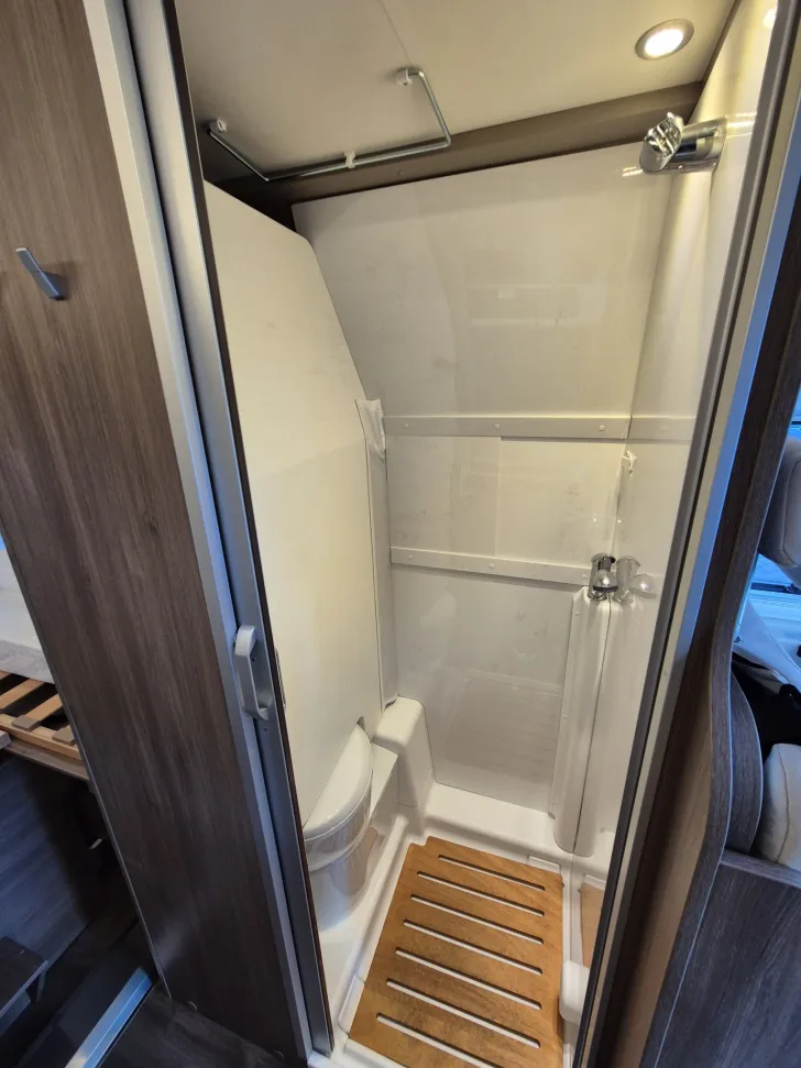 Fahrzeugbild Carado CV640 PRO+ Aufstelldach*Schwenkbad* #25