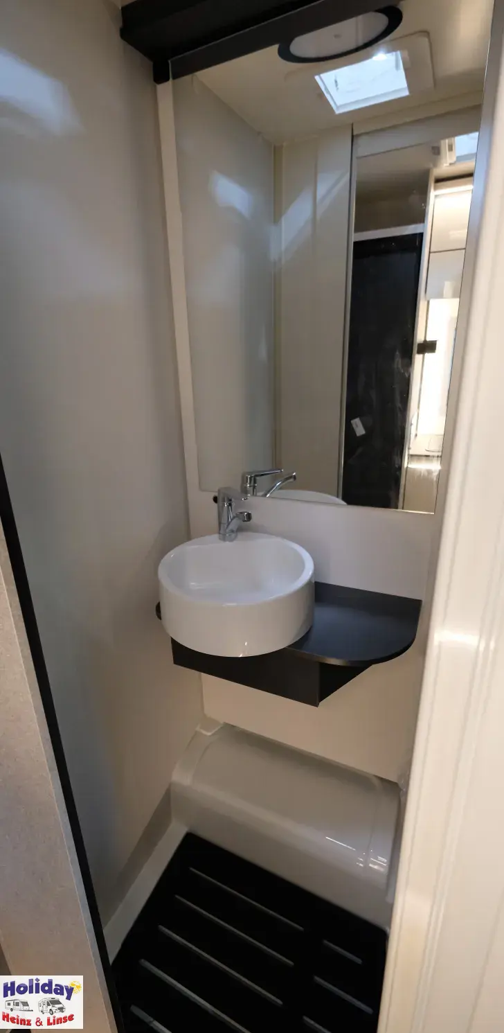 Fahrzeugbild Forster T Coupé 669 EB Hubbett, 165PS, Automatik #10