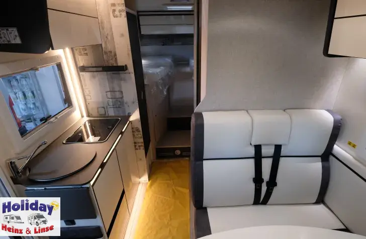 Fahrzeugbild Forster T Coupé 669 EB Hubbett, 165PS, Automatik #14