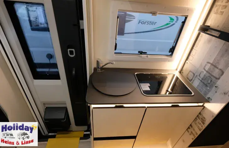 Fahrzeugbild Forster T Coupé 669 EB Hubbett, 165PS, Automatik #16