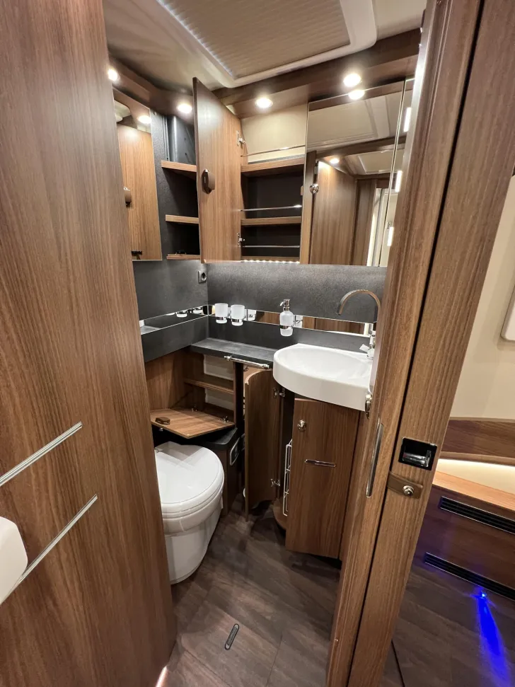 Fahrzeugbild Carthago chic e-line I 51 QB DA Mercedes (321) #35