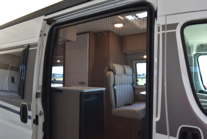 Fahrzeugbild Carado CV 640 Längsbetten, Markise, ab Juni #6