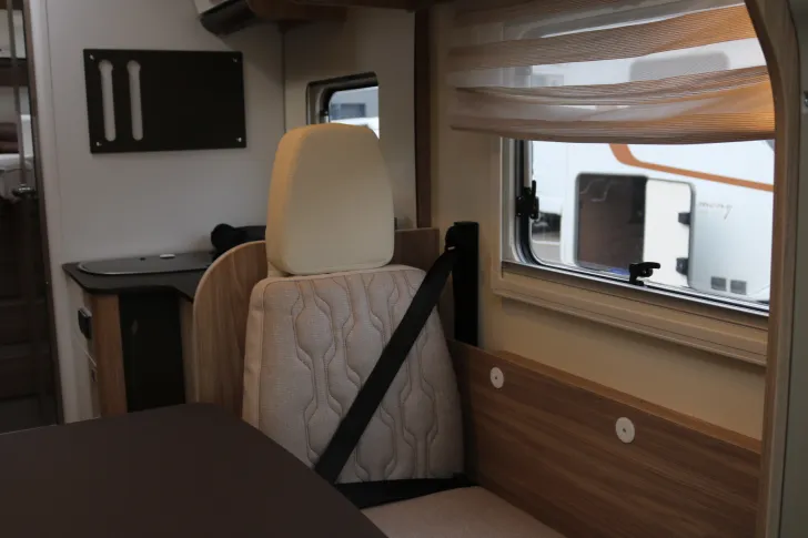 Fahrzeugbild Bürstner T 727 G AT9G+Ex Mieter+Hubbett+TV+SAT&Solar #13