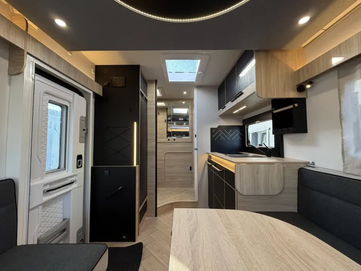 Fahrzeugbild Challenger Teilintegriert Graphite Edition 260 AHK 4100kg #12