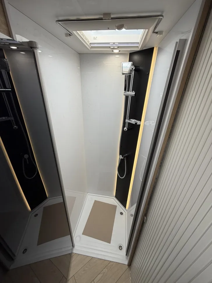 Fahrzeugbild Challenger Teilintegriert Graphite Edition 260 AHK 4100kg #18