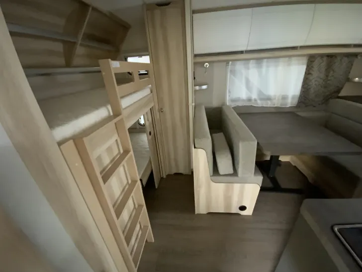 Fahrzeugbild Hobby De Luxe 560 KMFe 2.000 kg, Garage Kinderbett #8