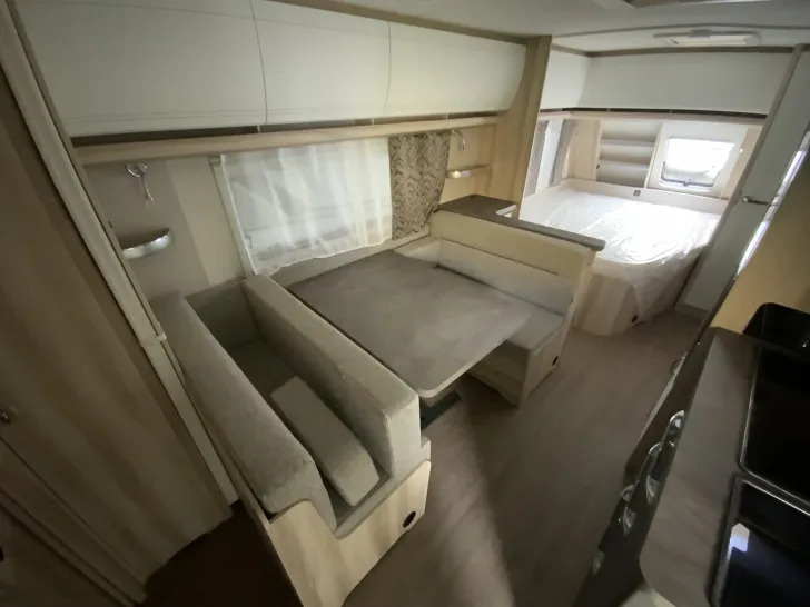 Fahrzeugbild Hobby De Luxe 560 KMFe 2.000 kg, Garage Kinderbett #9