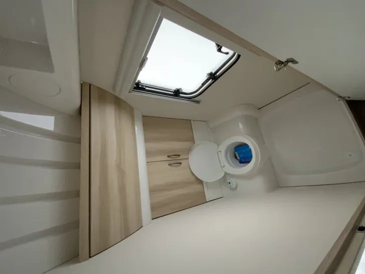 Fahrzeugbild Hobby De Luxe 560 KMFe 2.000 kg, Garage Kinderbett #12