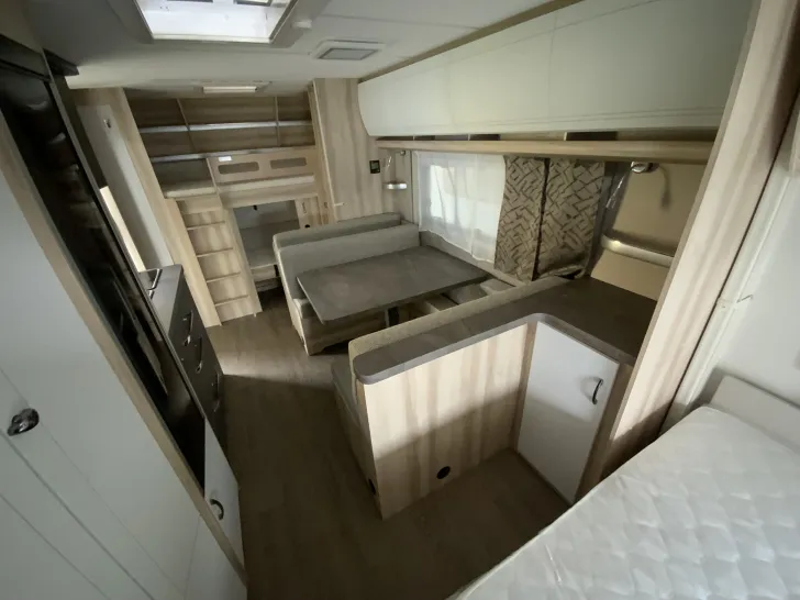 Fahrzeugbild Hobby De Luxe 560 KMFe 2.000 kg, Garage Kinderbett #13