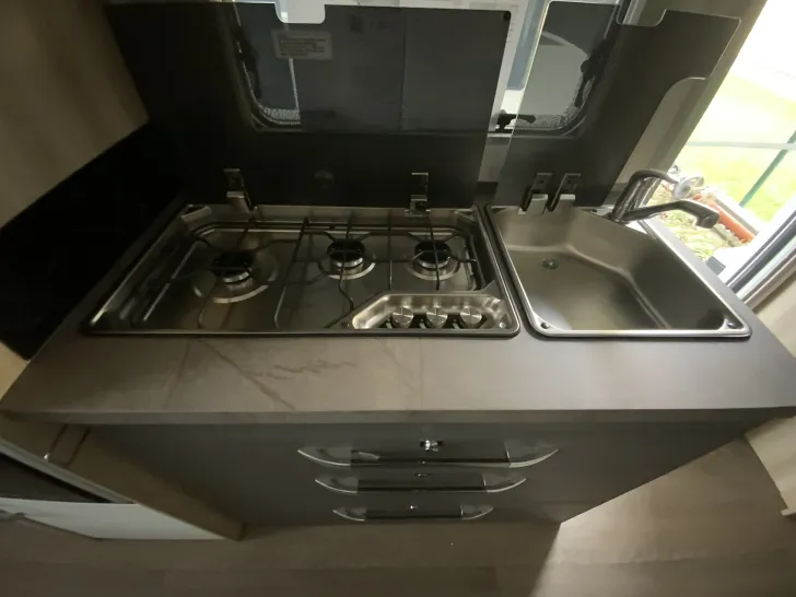 Fahrzeugbild Hobby De Luxe 560 KMFe 2.000 kg, Garage Kinderbett #15