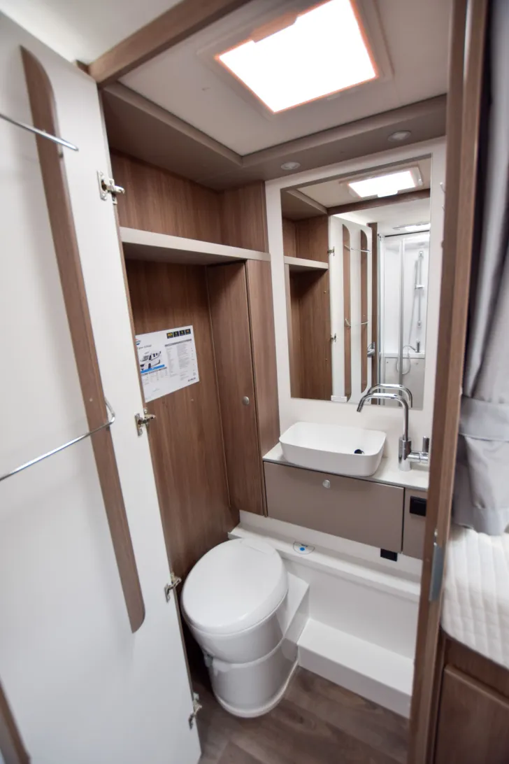 Fahrzeugbild Carado T447 pro+ *Hubbett* #19