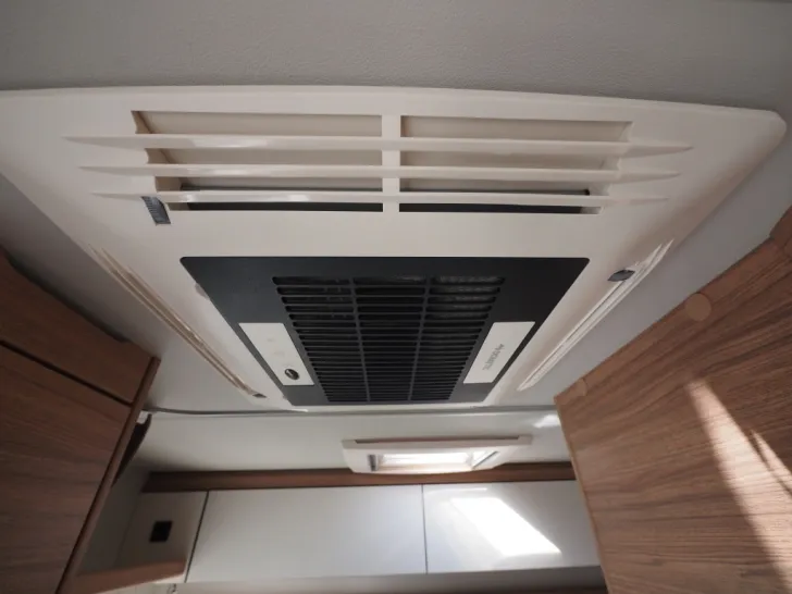 Fahrzeugbild Weinsberg CaraHome 550 MG, Dachklima, LT: 70120,- Euro #14