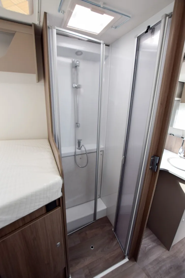 Fahrzeugbild Carado T447 pro+ *Hubbett*TV-Paket*Bettumbau* #18