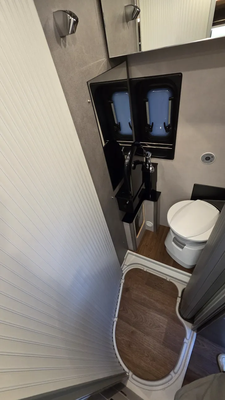 Fahrzeugbild Pössl Summit SHINE 600 LR mit Längsbetten #7