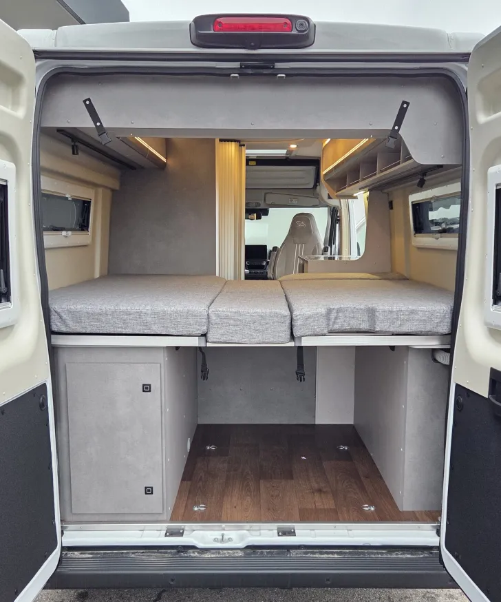 Fahrzeugbild Pössl Summit SHINE 600 LR mit Längsbetten #8