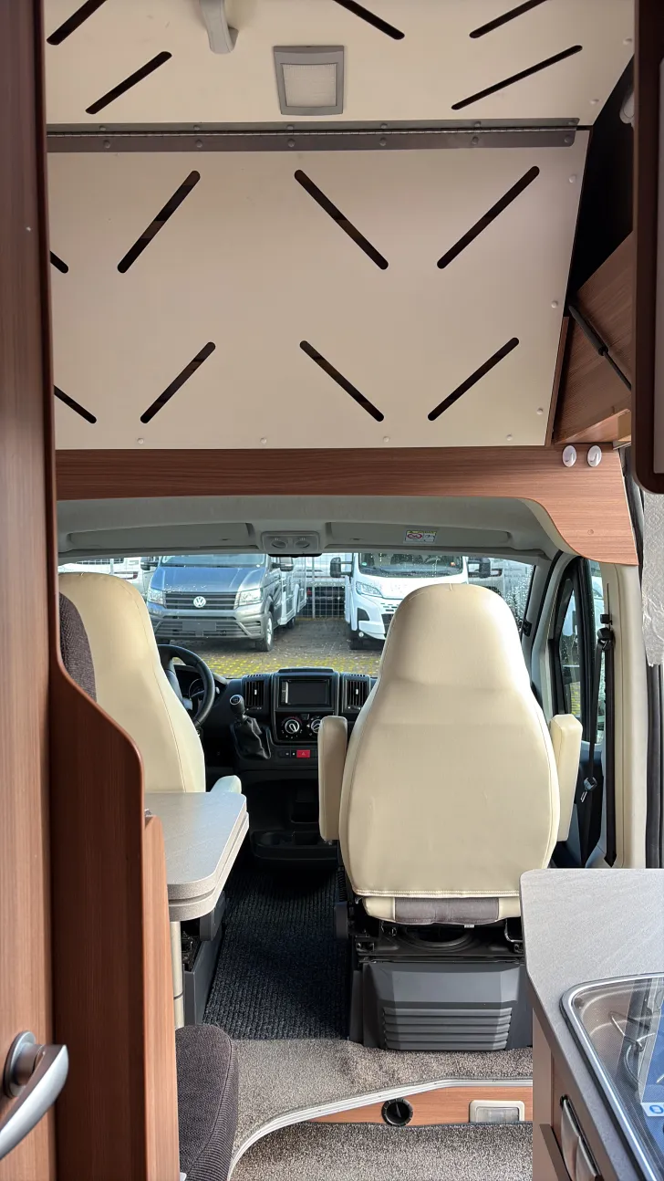 Sicht vorne-hinten Weinsberg CaraBus 600 MQH