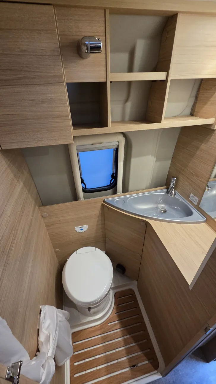 Fahrzeugbild Roadcar R 640 mit Längsbetten #7