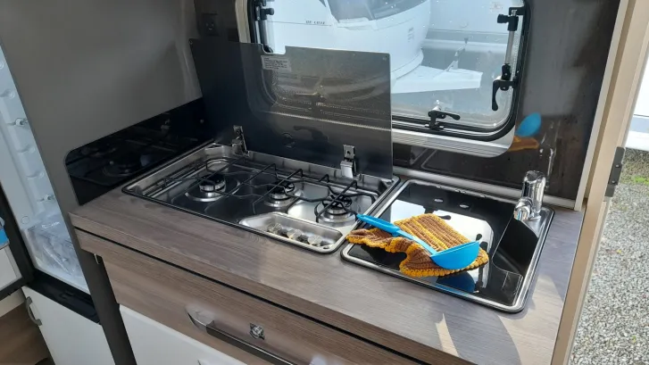 Fahrzeugbild Hobby Excellent Edition 495 UL 1800kg, TV Halter #7