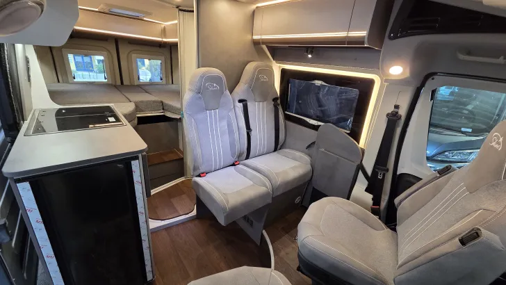 Fahrzeugbild Pössl Summit SHINE 600 LR mit Längsbetten #6