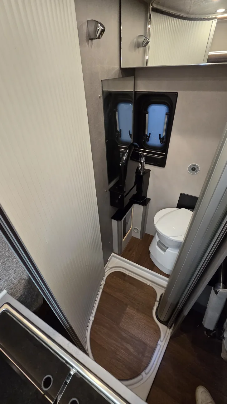 Fahrzeugbild Pössl Summit SHINE 600 LR mit Längsbetten #7