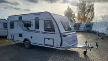 Schräg Vorne Knaus Südwind 500 QDK Black Selection 3 Etagenbett mit Garagentür