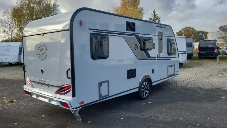 Schräg Hinten Knaus Südwind 500 QDK Black Selection 3 Etagenbett mit Garagentür