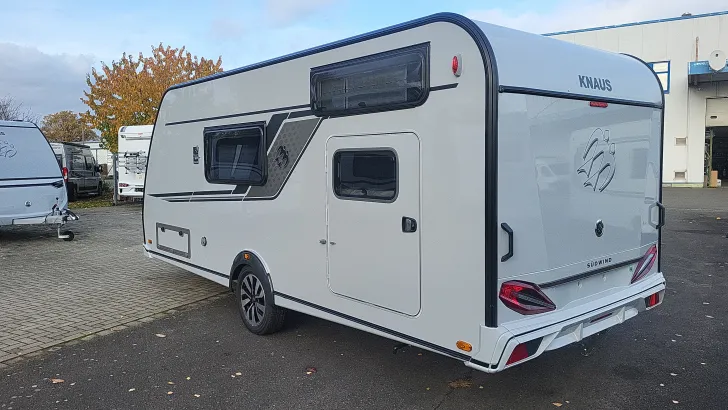 Frontal Hinten Knaus Südwind 500 QDK Black Selection 3 Etagenbett mit Garagentür