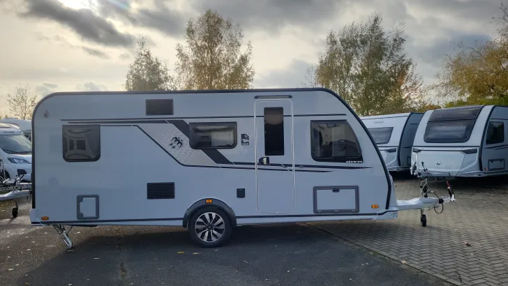 Seitlich Knaus Südwind 500 QDK Black Selection 3 Etagenbett mit Garagentür