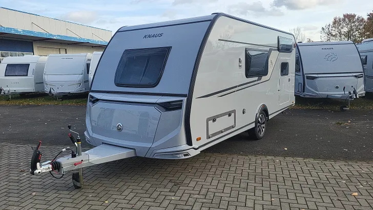 Heckgarage Knaus Südwind 500 QDK Black Selection 3 Etagenbett mit Garagentür