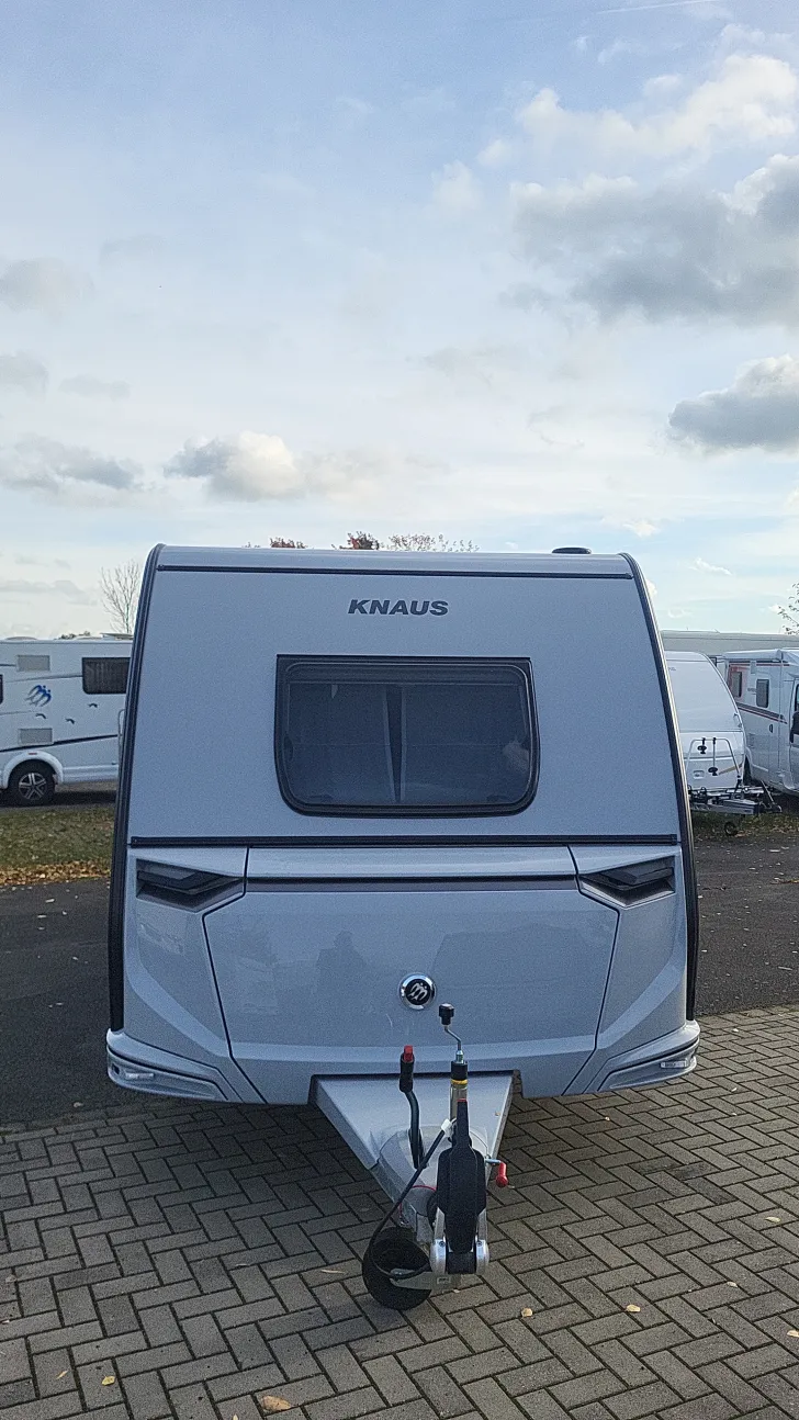 Frontal Vorne Knaus Südwind 500 QDK Black Selection 3 Etagenbett mit Garagentür
