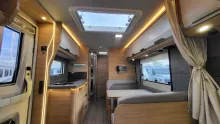 Sicht vorne-hinten Knaus Südwind 500 QDK Black Selection 3 Etagenbett mit Garagentür