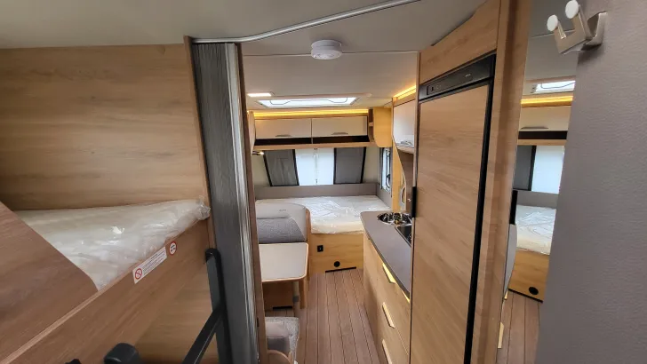 Sicht vorne-hinten Knaus Südwind 500 QDK Black Selection 3 Etagenbett mit Garagentür