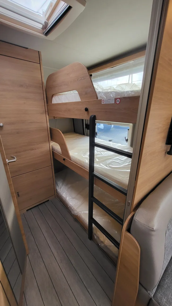 Weitere Betten Knaus Südwind 500 QDK Black Selection 3 Etagenbett mit Garagentür