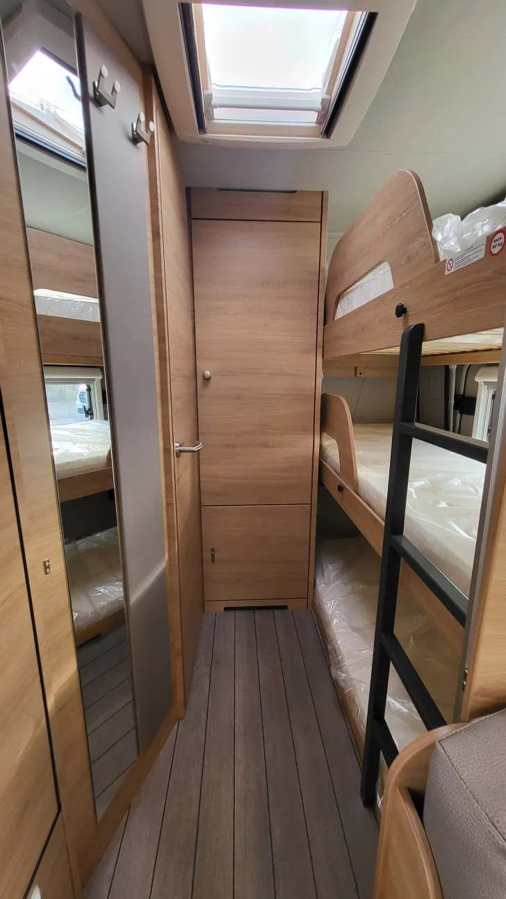 Etagenbetten Knaus Südwind 500 QDK Black Selection 3 Etagenbett mit Garagentür