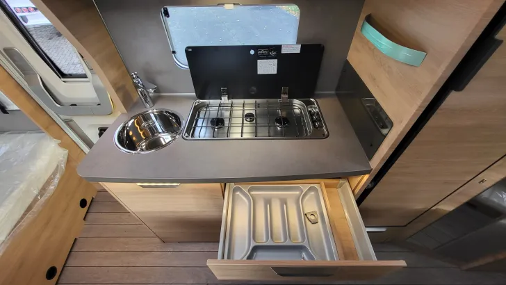 Küchen Knaus Südwind 500 QDK Black Selection 3 Etagenbett mit Garagentür