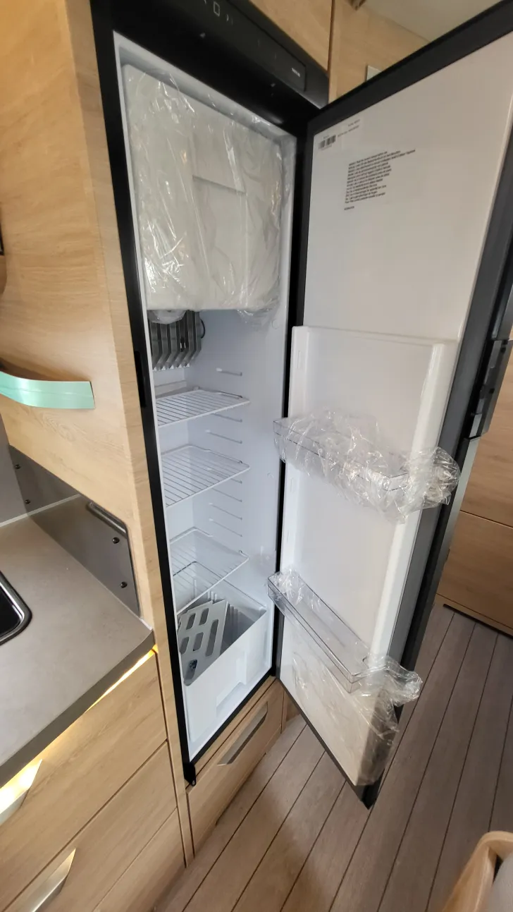 TV-Vorbereitung Knaus Südwind 500 QDK Black Selection 3 Etagenbett mit Garagentür