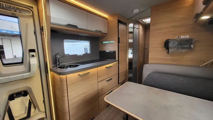 Fahrerhaus Knaus Südwind 500 QDK Black Selection 3 Etagenbett mit Garagentür