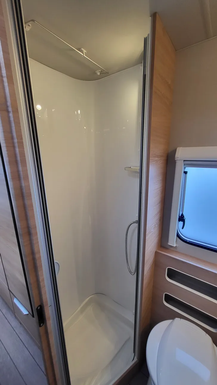 Fahrzeugbild Knaus Südwind 500 QDK Black Selection 3 Etagenbett mit Garagentür #20