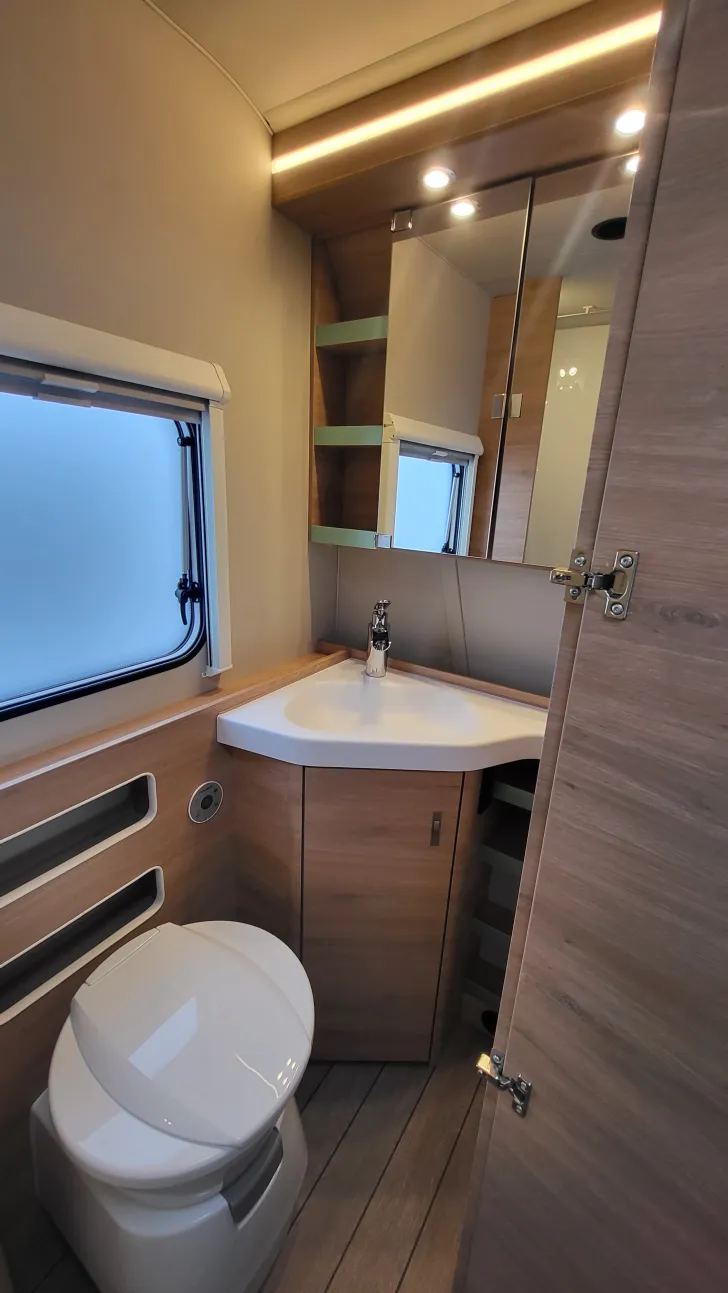 Toilette Knaus Südwind 500 QDK Black Selection 3 Etagenbett mit Garagentür