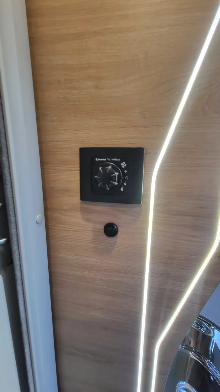 Fahrzeugbild Knaus Südwind 500 QDK Black Selection 3 Etagenbett mit Garagentür #22