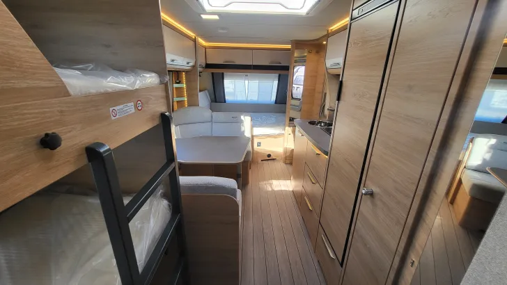 Sicht vorne-hinten Knaus Südwind 580 QS Black Selection 3 Etagenbett mit Garagentür