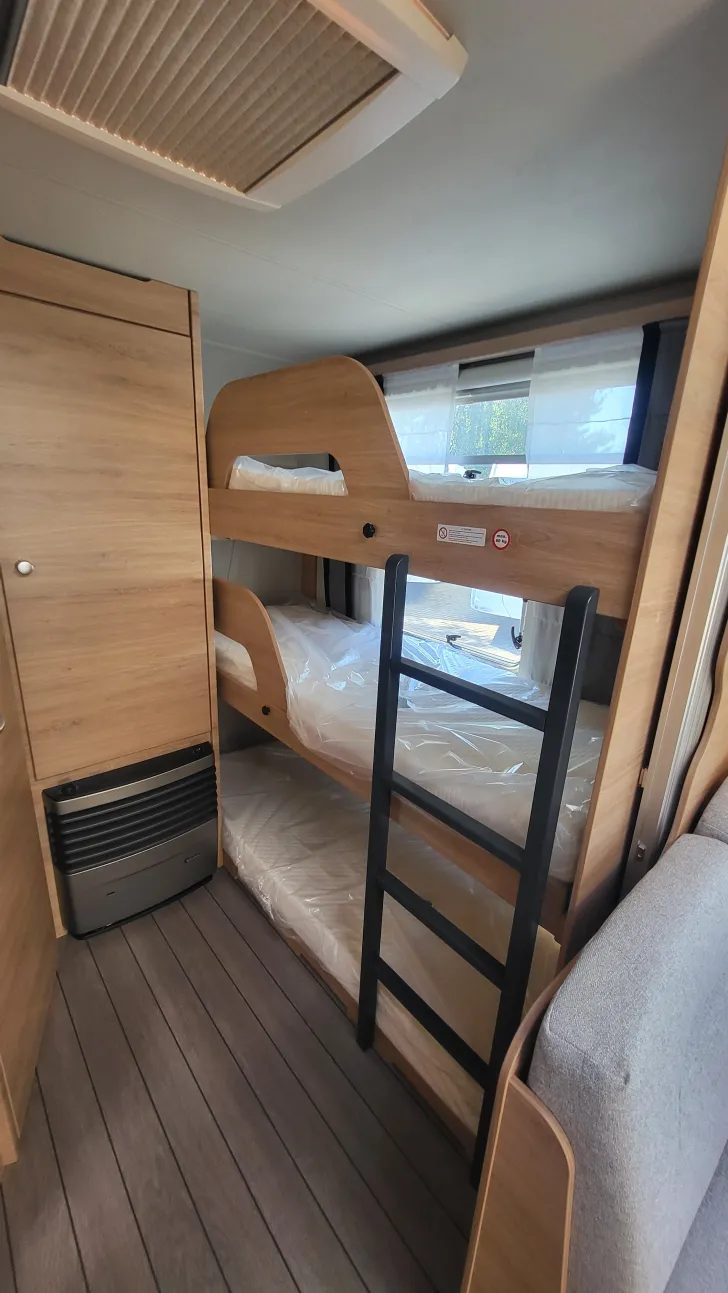 Betten Knaus Südwind 580 QS Black Selection 3 Etagenbett mit Garagentür