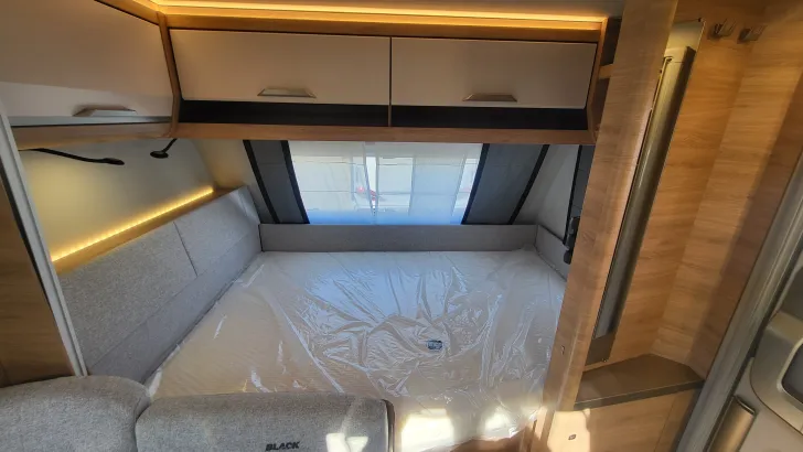 Etagenbetten Knaus Südwind 580 QS Black Selection 3 Etagenbett mit Garagentür