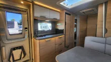 Küchen Knaus Südwind 580 QS Black Selection 3 Etagenbett mit Garagentür