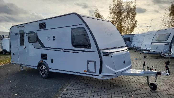 Schräg Vorne Knaus Südwind 540 FDK Black Selection Garagentür rechts, Active Rock
