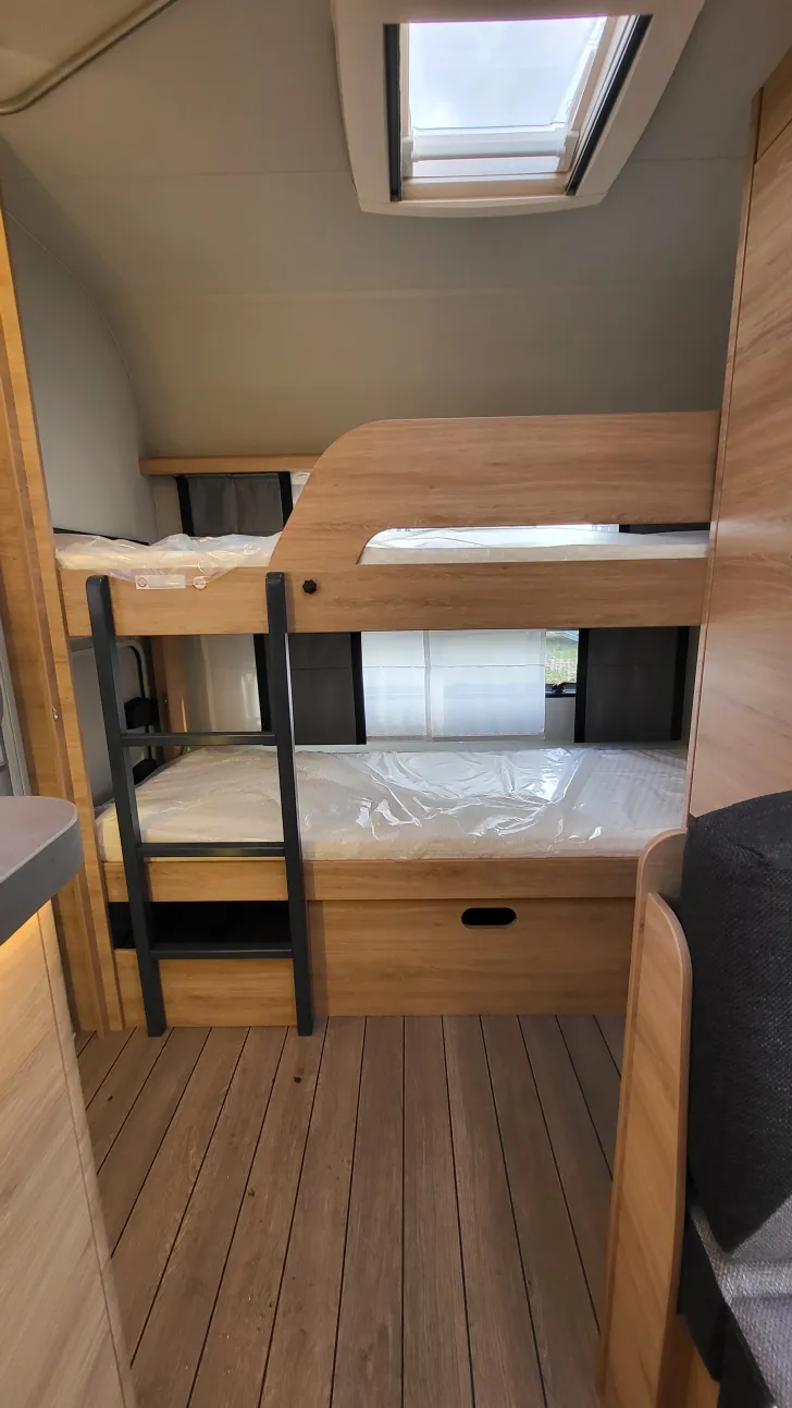 Etagenbetten Knaus Südwind 540 FDK Black Selection Garagentür rechts, Active Rock