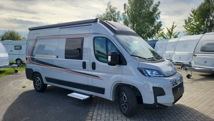 Schräg Vorne Weinsberg CaraBus 600 ME EDITION [FIRE]
